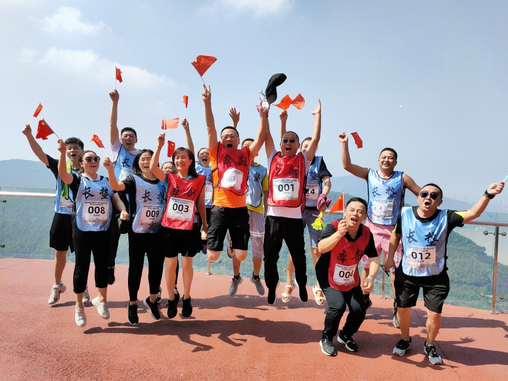 9月22日，股份公司开展“登高望远贺双节 沐浴党恩庆百年”爬山角逐活动、、