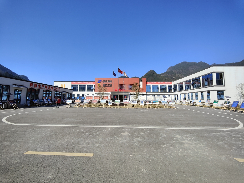 2022年11月14日，重庆PA视讯公路建设史上摄影展首次走进建设工地——巫云开公司组织“贯彻落实党的二十大精神 起劲开创巫云开建设新时势——巫云开PA视讯摄影巡展”。。。 (1)